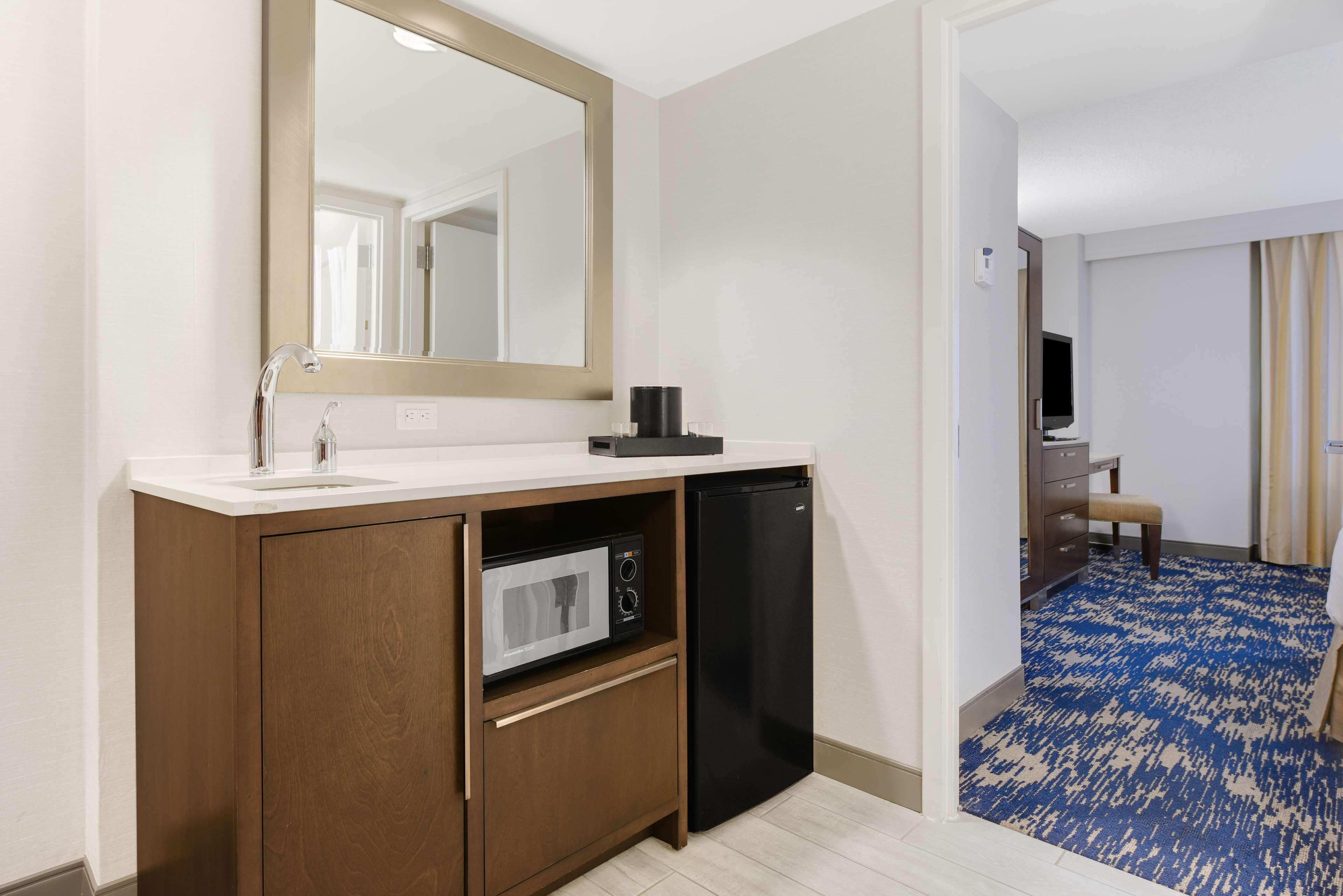 Embassy Suites By Hilton Alexandria Old Town Екстериор снимка