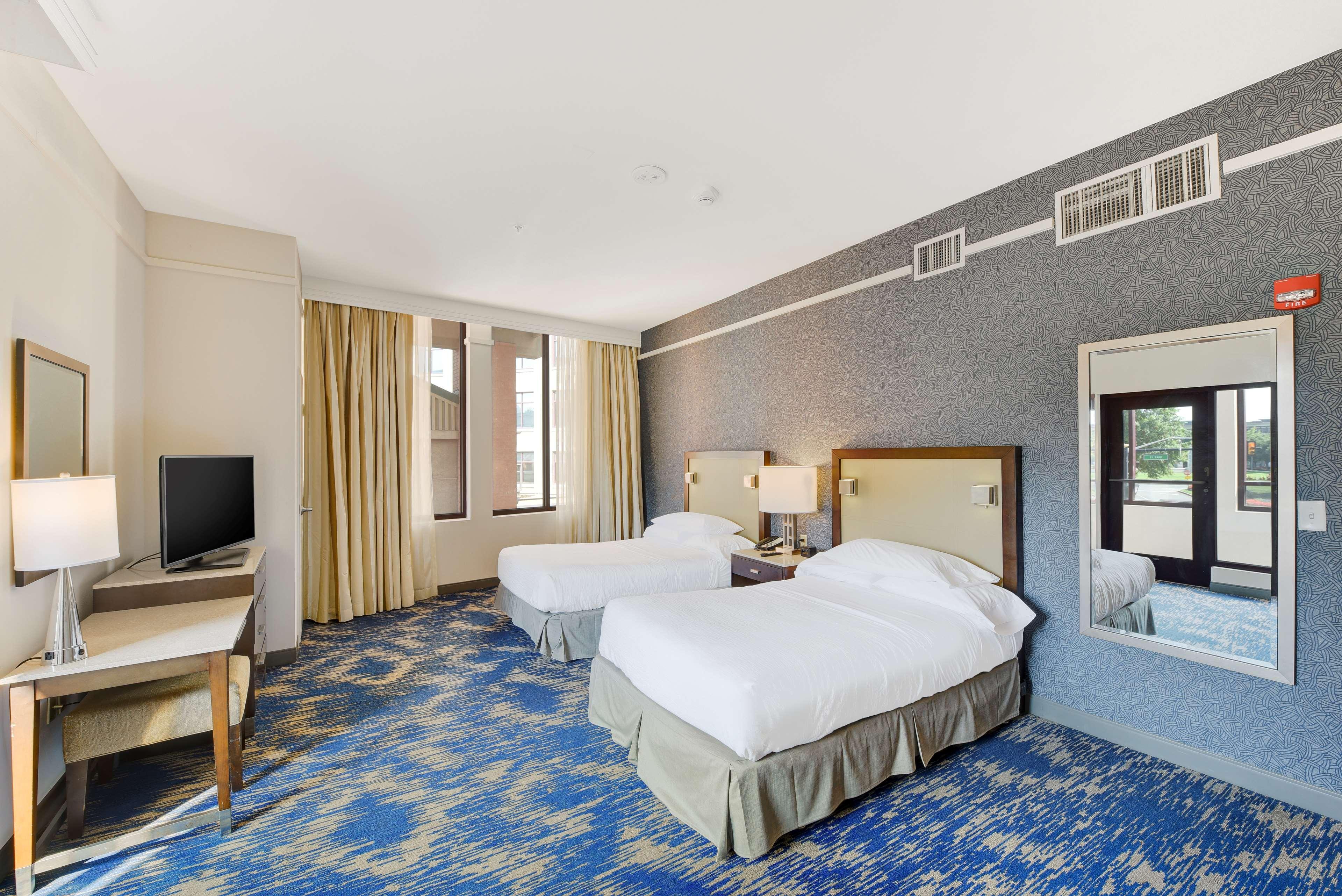 Embassy Suites By Hilton Alexandria Old Town Екстериор снимка