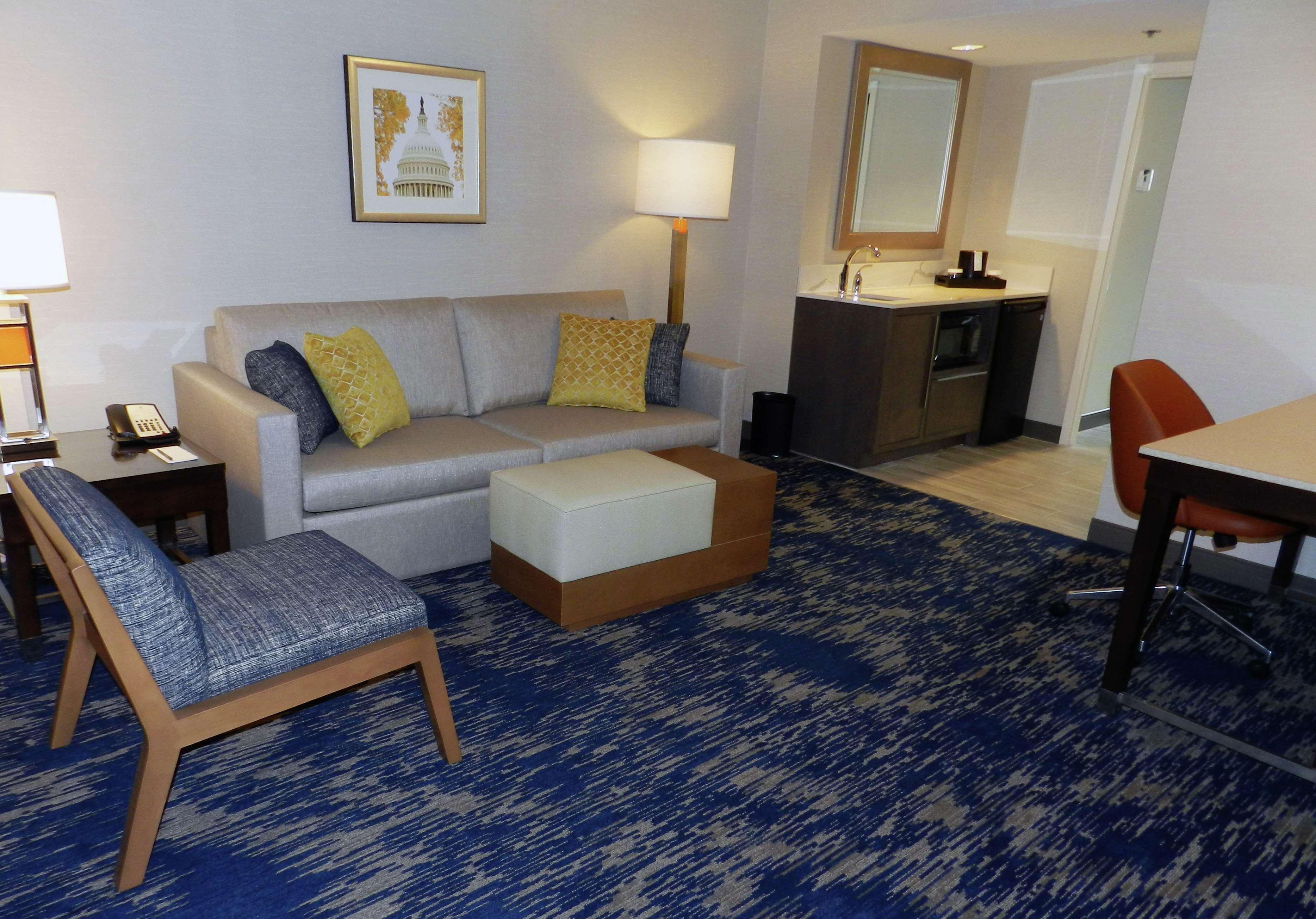 Embassy Suites By Hilton Alexandria Old Town Екстериор снимка