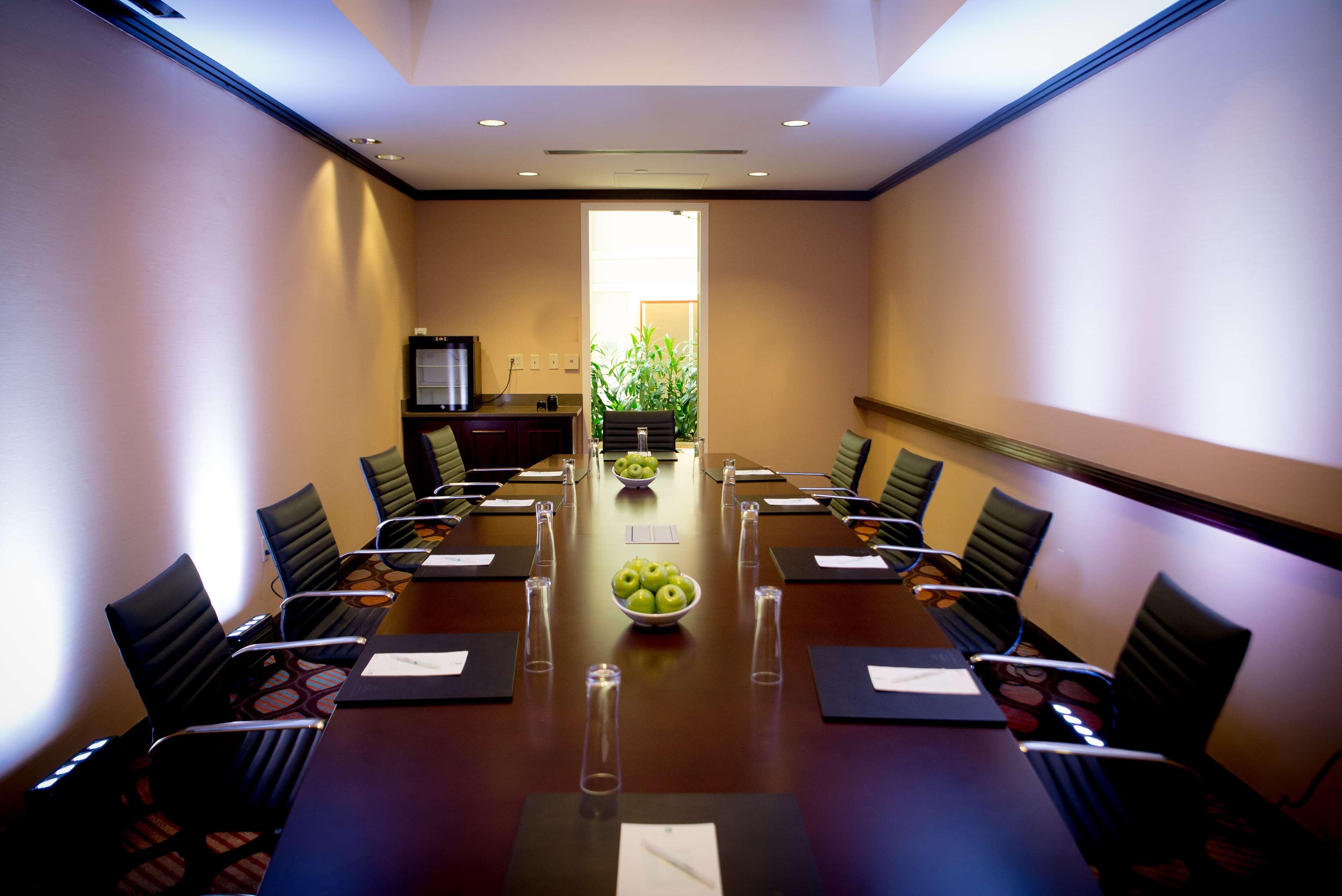 Embassy Suites By Hilton Alexandria Old Town Екстериор снимка
