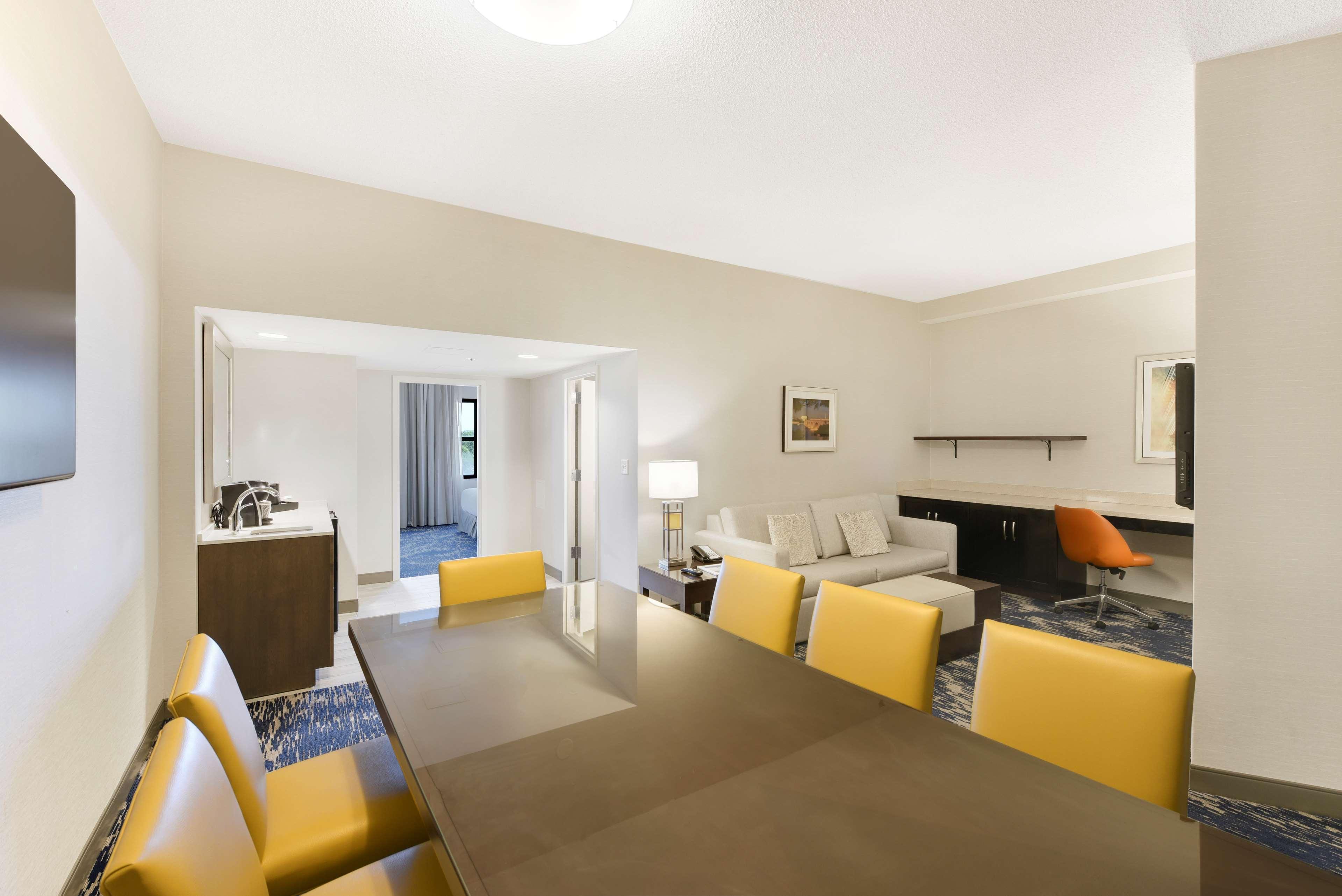 Embassy Suites By Hilton Alexandria Old Town Екстериор снимка