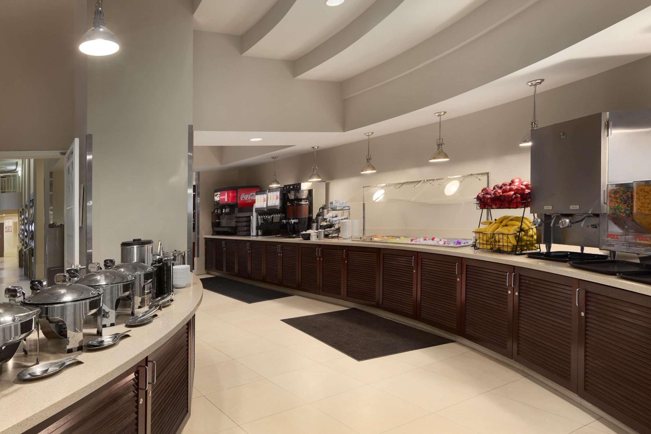 Embassy Suites By Hilton Alexandria Old Town Екстериор снимка