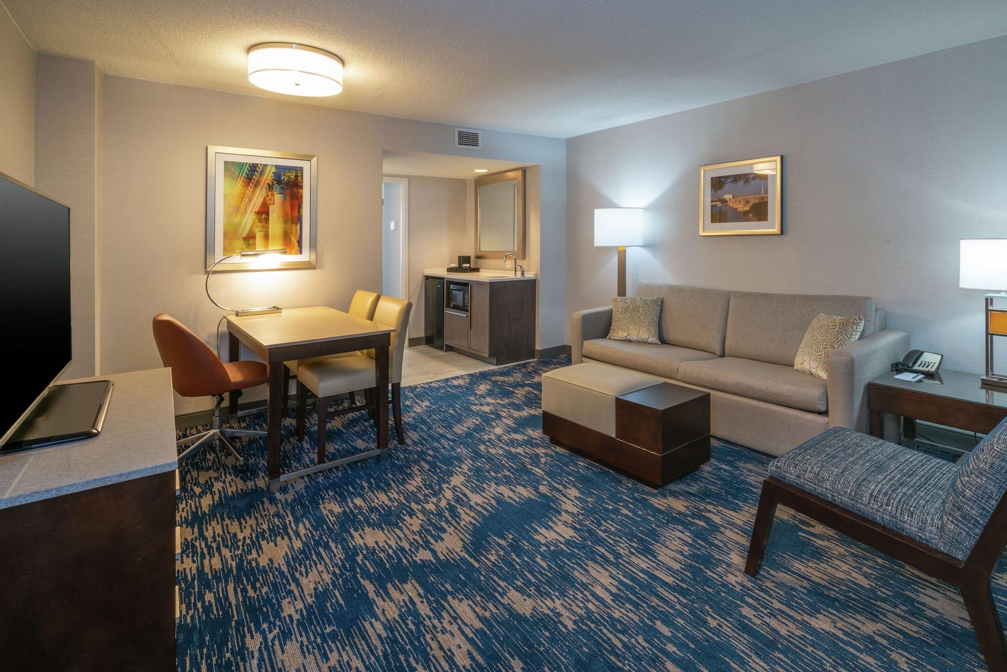 Embassy Suites By Hilton Alexandria Old Town Екстериор снимка