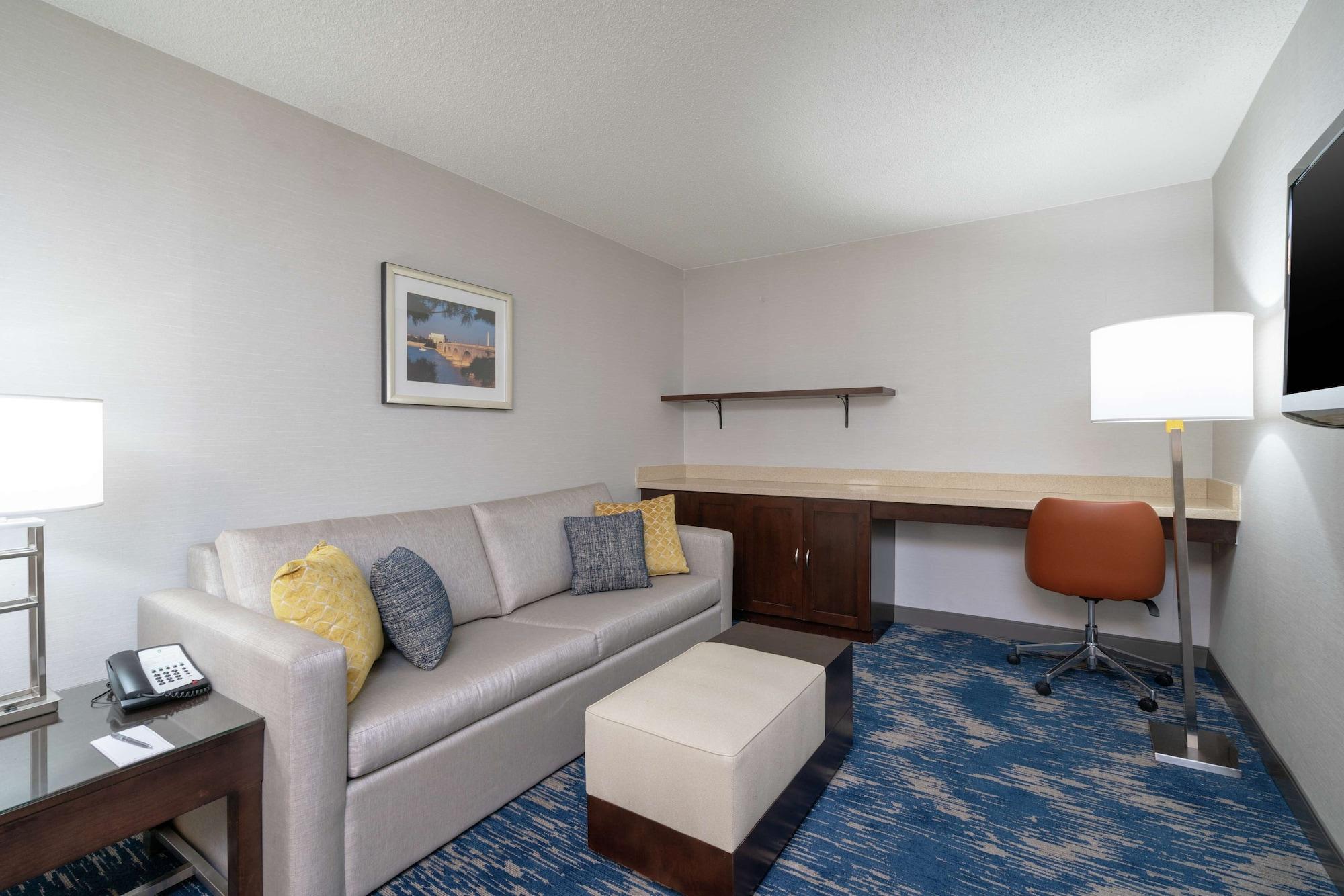 Embassy Suites By Hilton Alexandria Old Town Екстериор снимка