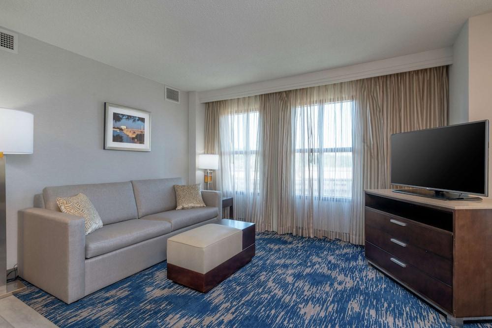 Embassy Suites By Hilton Alexandria Old Town Екстериор снимка