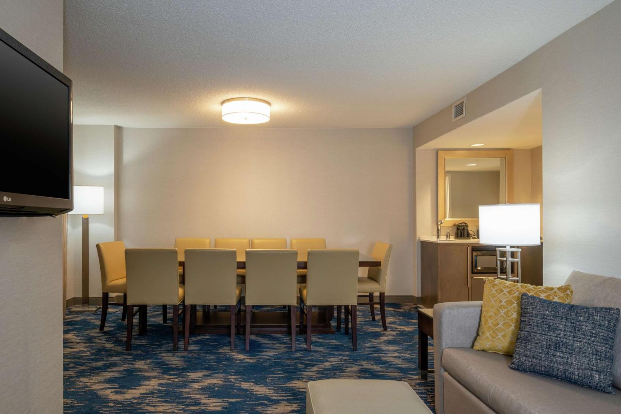 Embassy Suites By Hilton Alexandria Old Town Екстериор снимка