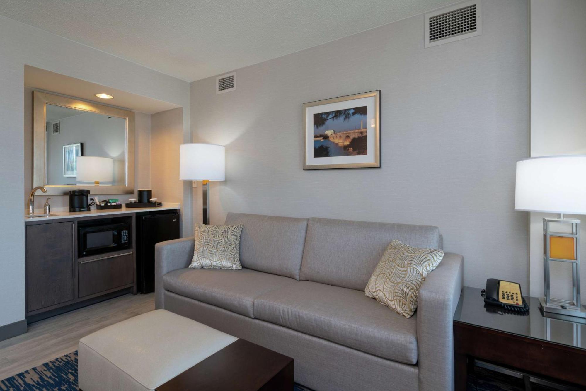 Embassy Suites By Hilton Alexandria Old Town Екстериор снимка
