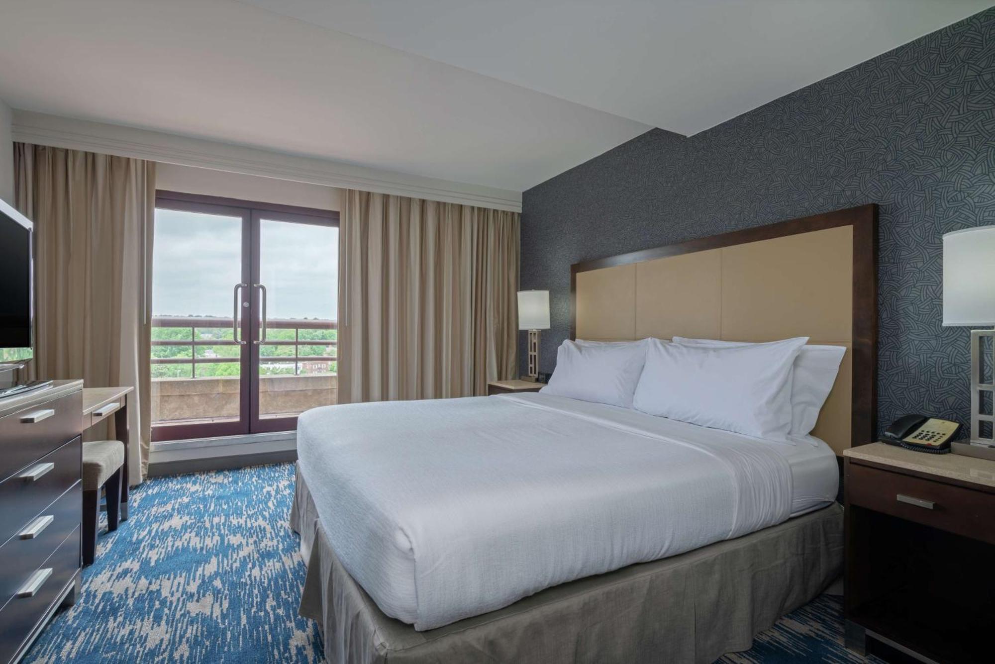 Embassy Suites By Hilton Alexandria Old Town Екстериор снимка