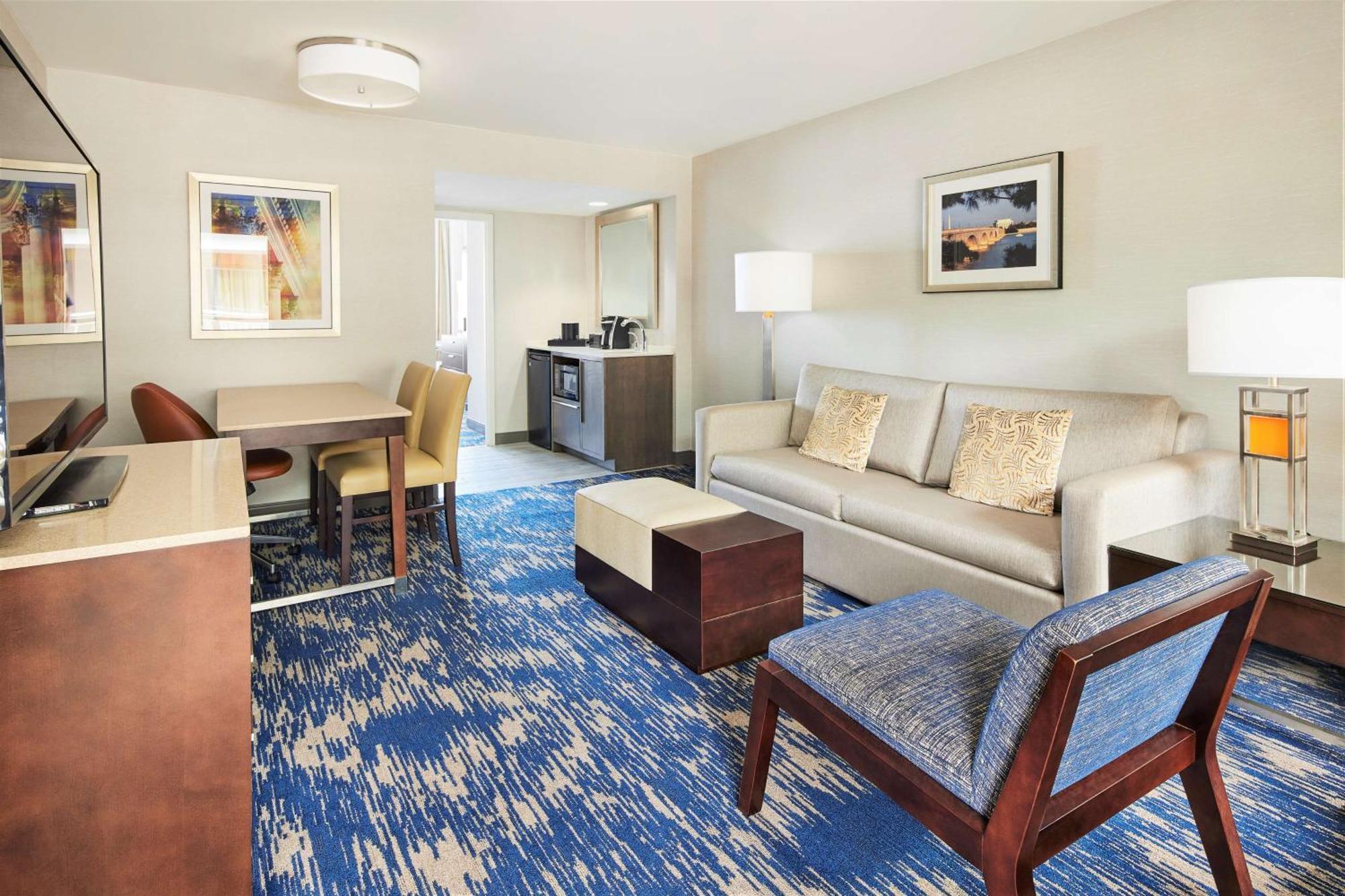 Embassy Suites By Hilton Alexandria Old Town Екстериор снимка