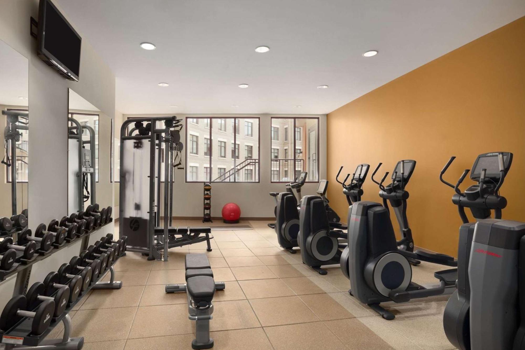 Embassy Suites By Hilton Alexandria Old Town Екстериор снимка