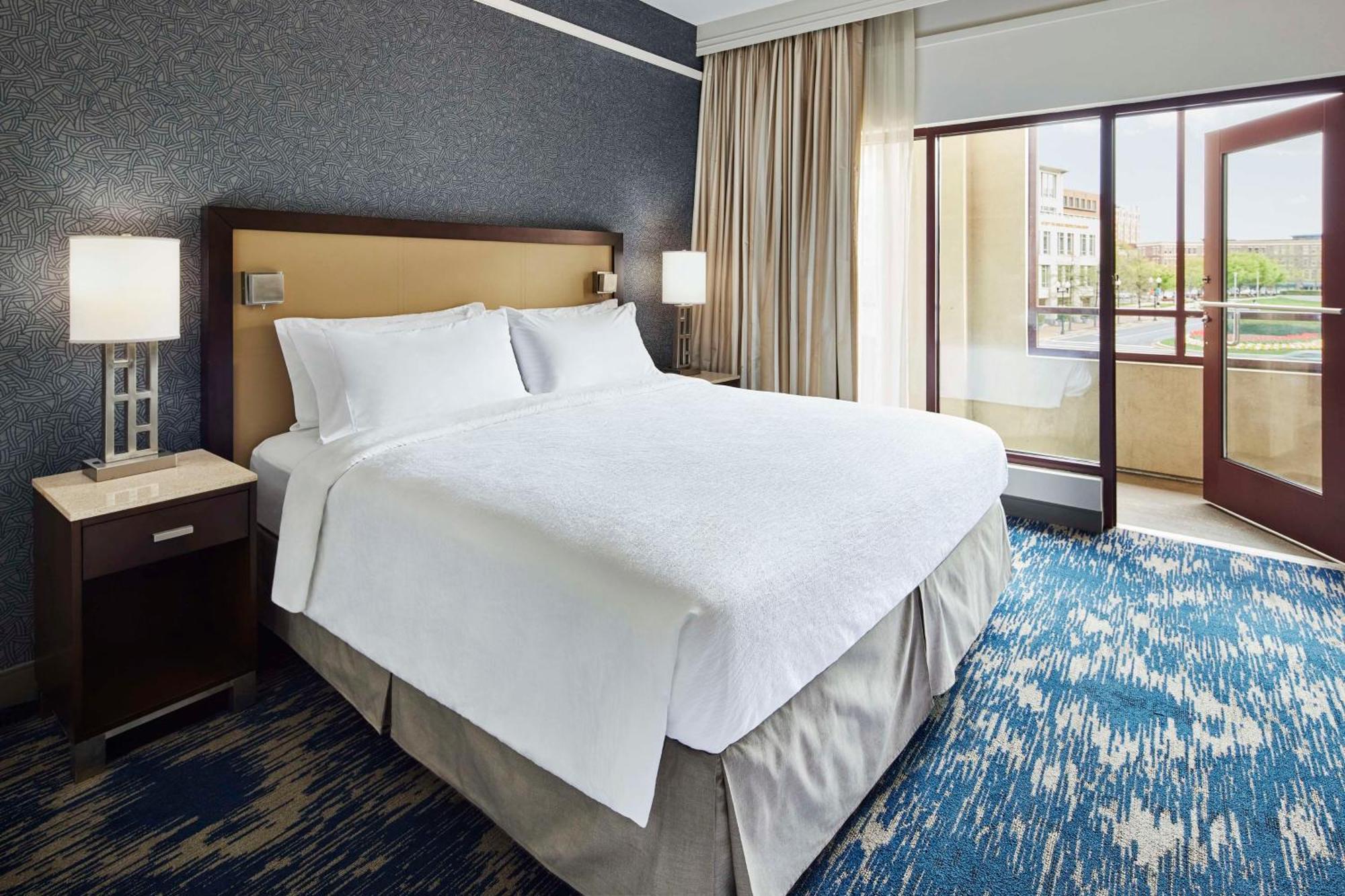 Embassy Suites By Hilton Alexandria Old Town Екстериор снимка