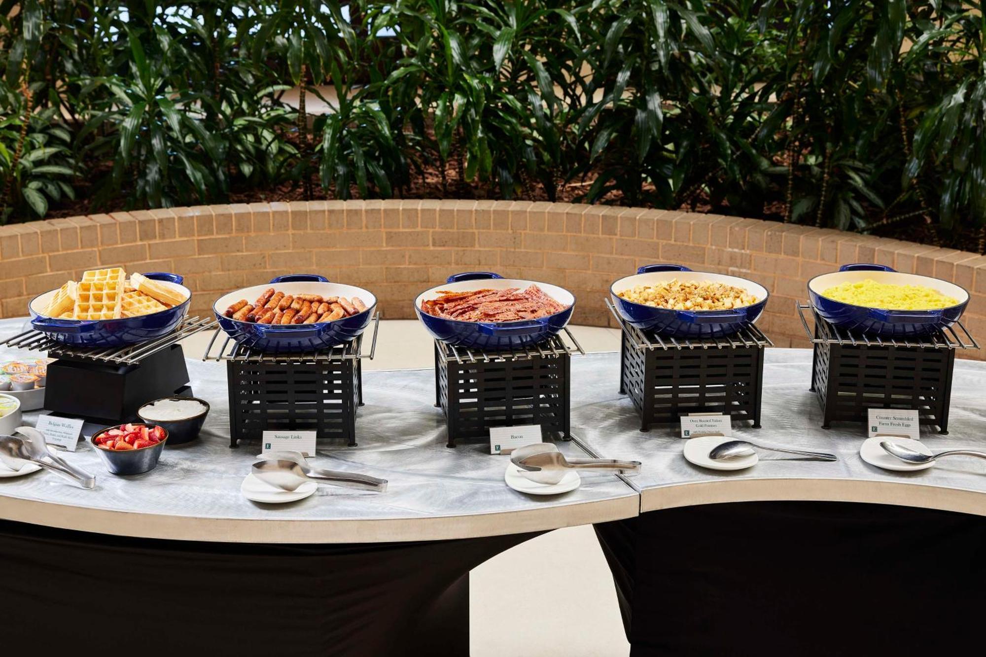 Embassy Suites By Hilton Alexandria Old Town Екстериор снимка