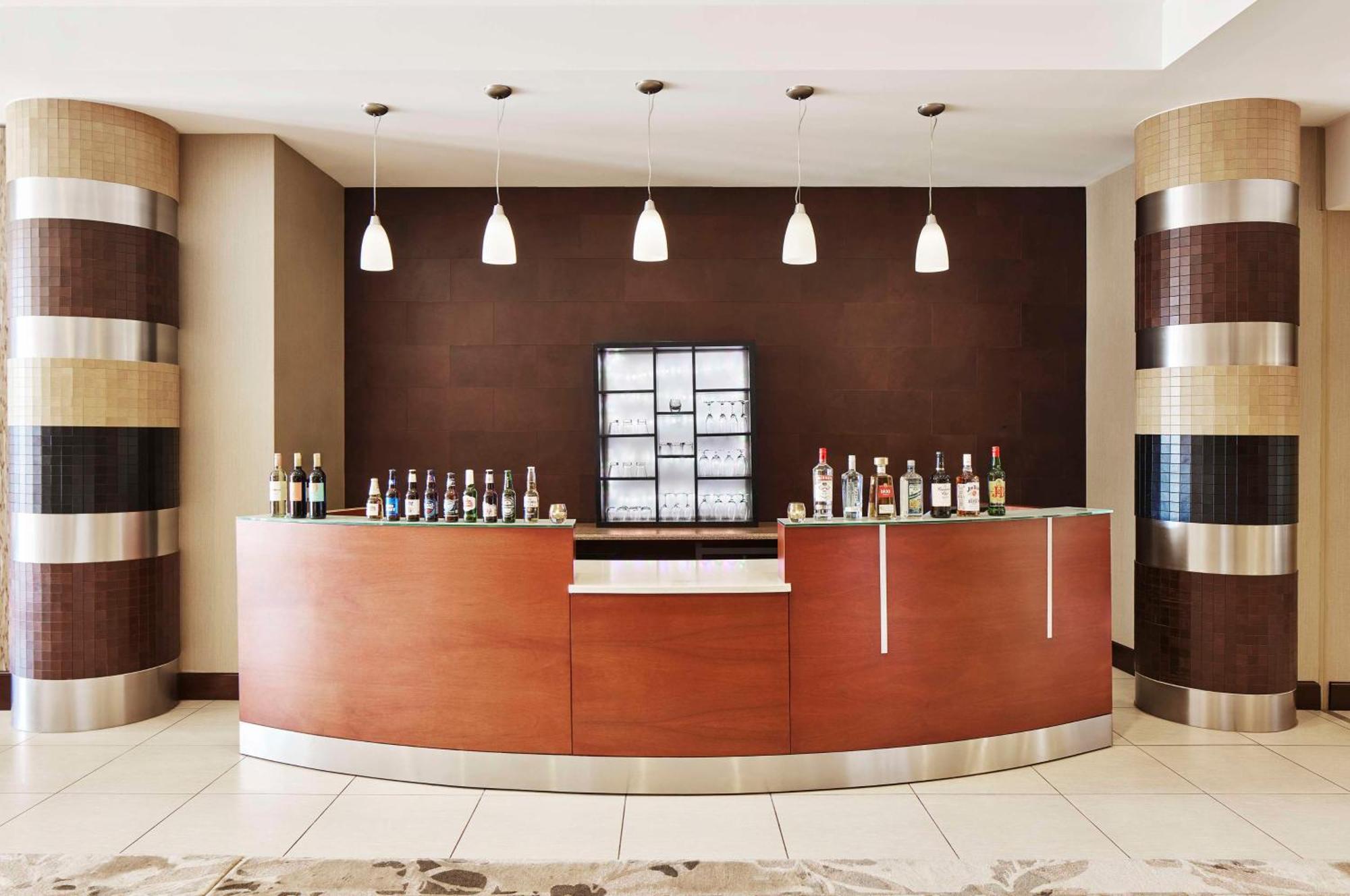 Embassy Suites By Hilton Alexandria Old Town Екстериор снимка