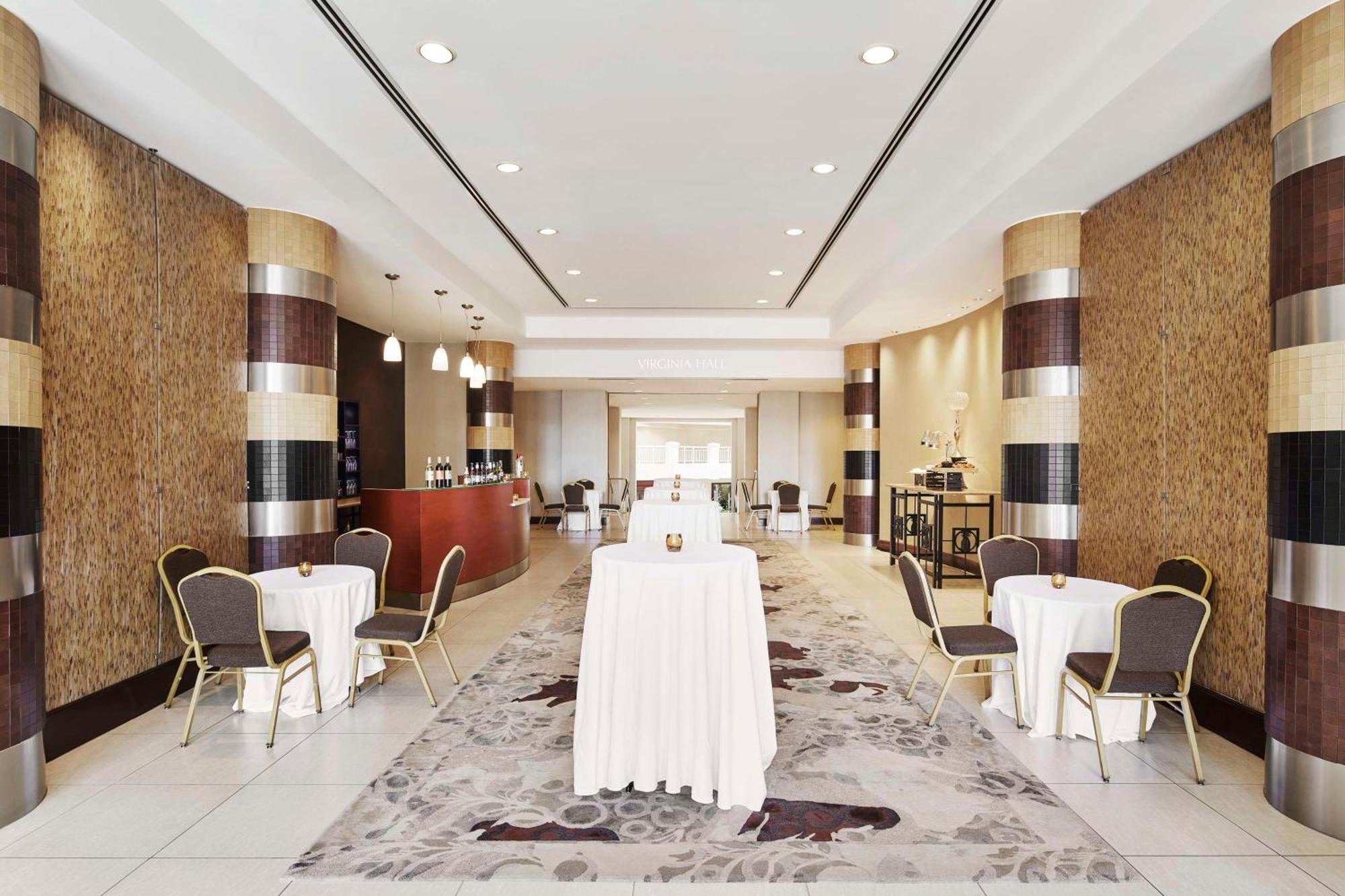 Embassy Suites By Hilton Alexandria Old Town Екстериор снимка