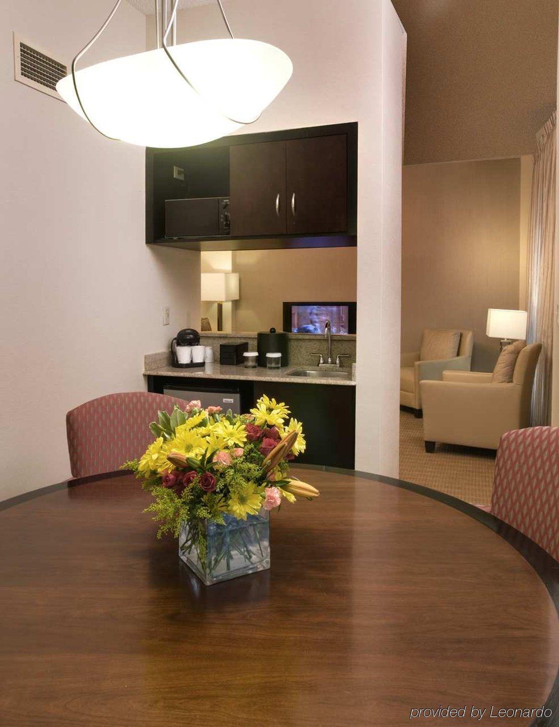Embassy Suites By Hilton Alexandria Old Town Стая снимка